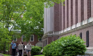 Trong khuôn viên ĐH Harvard. (Ảnh: Reuters)