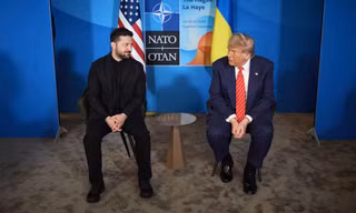 Tổng thống Mỹ Donald Trump và Tổng thống Ukraine Volodymir Zelensky trong cuộc gặp bên lề hội nghị thượng đỉnh NATO tại Hà Lan ngày 25/6. (Ảnh: Reuters)
