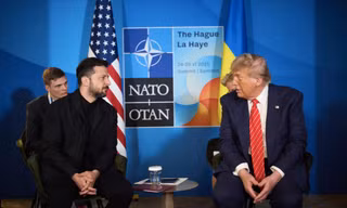 Tổng thống Mỹ Donald Trump và Tổng thống Ukraine Volodymir Zelensky trong cuộc gặp bên lề thượng đỉnh NATO tại Hà Lan ngày 25/6. (Ảnh: Reuters)