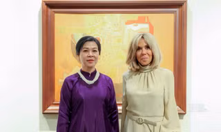 Phu nhân Ngô Phương Ly cùng Phu nhân Tổng thống Pháp xem các tác phẩm mỹ thuật tiêu biểu của Việt Nam 