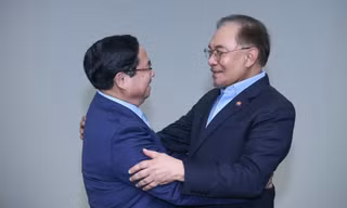 Thủ tướng Phạm Minh Chính và Thủ tướng Malaysia Anwar Ibrahim trong cuộc gặp tại Brazil. Ảnh: VGP