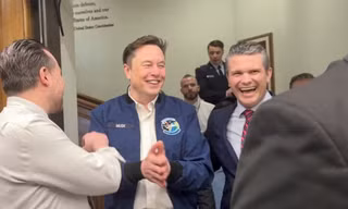 Tỷ phú Elon Musk cười đùa với Bộ trưởng Quốc phòng Mỹ Pete Hegseth sau cuộc làm việc ở Lầu Năm Góc ngày 21/3. (Ảnh: Reuters)