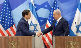 Ngoại trưởng Mỹ Marco Rubia và Thủ tướng Israel Benjamin Netanyahu bắt tay trong cuộc họp báo ngày 16/2. (Ảnh: AP)
