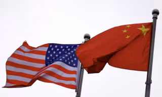 Quốc kỳ Mỹ và Trung Quốc. (Ảnh: Reuters)
