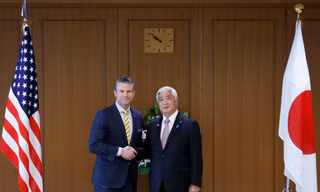 Bộ trưởng Quốc phòng Mỹ Pete Hegseth và người đồng cấp Nhật Bản Gen Nakatani trong cuộc gặp tại Tokyo ngày 30/3. (Ảnh: Reuters)