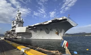 Tàu sân bay Pháp Charles de Gaulle neo tại cảng Subic ngày 23/2. (Ảnh: AP) 