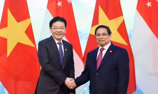 Thủ tướng Phạm Minh Chính và Thủ tướng Singapore Lawrence Wong chụp ảnh chung tại cuộc hội đàm. (Ảnh: Nhật Minh)