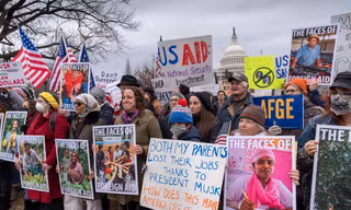 Đám đông biểu tình phản đối cắt giảm viện trợ nhân đạo và đóng cửa USAID trước tòa nhà quốc hội Mỹ ngày 5/2. (Ảnh: AP)