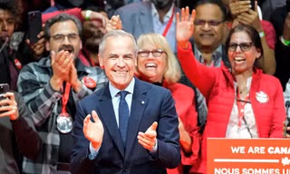 Thủ tướng Canada Mark Carney (giữa) ăn mừng chiến thắng sau cuộc tổng tuyển cử. (Ảnh: AP)