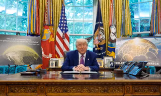 Tổng thống Mỹ Donald Trump phát biểu tại Phòng Bầu dục ngày 20/5, khi ngồi bên cạnh mô hình về hệ thống Golden Dome. (Ảnh: AP)