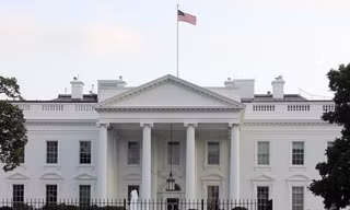 Phía trước Nhà Trắng. (Ảnh: Newsweek)
