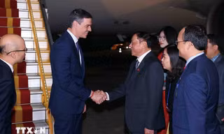 Bộ trưởng Bộ Văn hoá, Thể thao và Du lịch Nguyễn Văn Hùng đón Thủ tướng Tây Ban Nha Pedro Sánchez tại Sân bay Quốc tế Nội Bài. (Ảnh: TTXVN)
