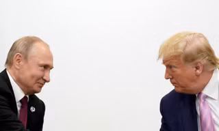 Tổng thống Nga Vladimir Putin và Tổng thống Mỹ Donald Trump trong cuộc gặp ở Osaka năm 2019. (Ảnh: Reuters)