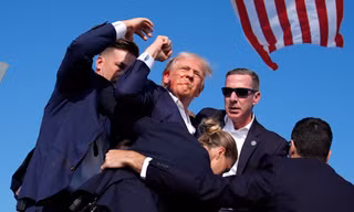 Khoảnh khắc ông Trump bị ám sát hụt khi đang vận động tranh cử tháng 7/2024. (Ảnh: AP