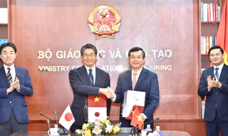 Đại sứ Nhật Bản tại Việt Nam Ito Naoki và Thứ trưởng Bộ Giáo dục và Đào tạo Nguyễn Văn Phúc tại lễ trao đổi văn kiện. ̣(Ảnh: ĐSQ NB) 