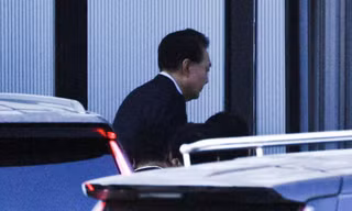 Ông Yoon Suk Yeol đến văn phòng CIO ngày 15/1. (Ảnh: Reuters)