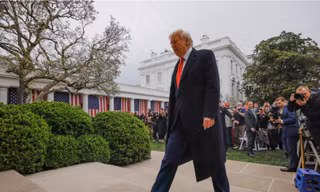 Ông Trump bước trong Vườn Hồng Nhà Trắng vào ngày ông công bố chính sách thuế mới. (Ảnh: Reuters)