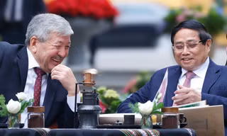 Hai Thủ tướng Việt Nam và Kyrgyzstan thưởng thức cà phê Việt trong Khu Di tích Phủ Chủ tịch 