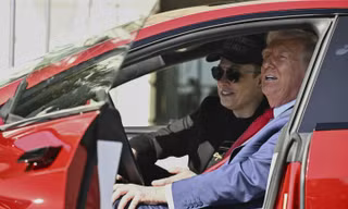 Tổng thống Trump và tỷ phú Elon Musk cùng ngồi trên chiếc xe Tesla ngày 11/3. (Ảnh: AP)