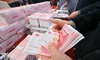 Trung Quốc có thể phải phá giá nhân dân tệ để đối phó với biện pháp tăng thuế của chính quyền Trump. (Ảnh: WSJ)