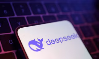 DeepSeek đã vượt ChatGPT về lượt tải về dù mới ra mắt. (Ảnh: Reuters)