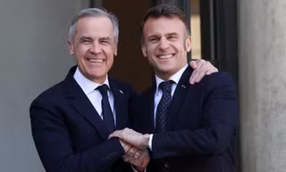 Tổng thống Pháp Emmanuel Macron đón Thủ tướng Canada Mark Carney tại Paris ngày 17/3. (Ảnh: Reuters)
