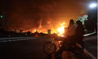 Một đám cháy ở Tehran sau cuộc tấn công của Israel. (Ảnh: WANA)