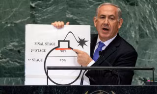 Thủ tướng Israel Benjamin Netanyahu trình bày nỗi lo ngại về tham vọng hạt nhân của Iran tại Liên Hợp Quốc năm 2012. (Ảnh: AP)