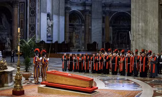 Linh cữu Giáo hoàng Francis được quàn tại Vương cung thánh đường Thánh Peter. (Ảnh: Reuters)