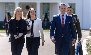 Bộ trưởng Quốc phòng Pete Hegseth (thứ hai từ phải sang) đi bộ bên ngoài Nhà Trắng ngày 21/3. (Ảnh: AP)