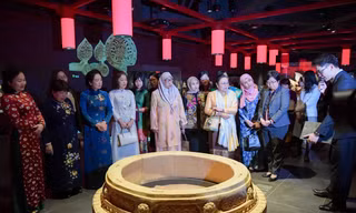 Phu nhân Chủ tịch Quốc hội Trần Thanh Mẫn chụp ảnh chung với Nhóm Phụ nữ Cộng đồng Asean tại Hà Nội ngày 17/3. (Ảnh: Mofa)