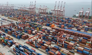 Các container vận chuyển hàng hoá ở cảng Quảng Châu, Trung Quốc, ngày 17/4. (Ảnh: AP)