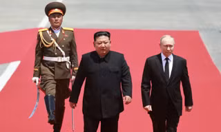 Chủ tịch Triều Tiên Kim Jong Un đón Tổng thống Nga Vladimir Putin đến thăm Bình Nhưỡng vào tháng 6/2024. (Ảnh: Sputnik)