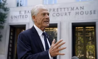 Cố vấn thương mại Nhà Trắng Peter Navarro đưa ra những phát biểu gay gắt về thuế quan. (Ảnh: Reuters)