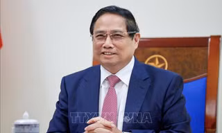 Thủ tướng Phạm Minh Chính trong cuộc điện đàm với Thủ tướng Malaysia ngày 6/4. (Ảnh: TTXVN)
