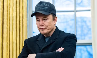 Tỷ phú Elon Musk đội chiếc mũ MAGA trong một dịp ở Phòng Bầu dục. (Ảnh: NYT)