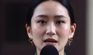 Bà Paetongtarn Shinawatra phát biểu sau khi bị Tòa án Hiến pháp đình chỉ chức vụ. (Ảnh: Reuters)