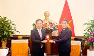 Thứ trưởng Ngoại giao Nguyễn Minh Vũ trao Kỷ niệm chương “Vì sự nghiệp ngoại giao Việt Nam” cho ông Choi Joo Ho, Tổng giám đốc Tổ hợp Samsung Việt Nam.