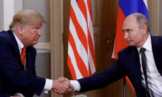 Tổng thống Nga Vladimir Putin và Tổng thống Mỹ Donald Trump trong cuộc gặp năm 2018. (Ảnh: Reuters)