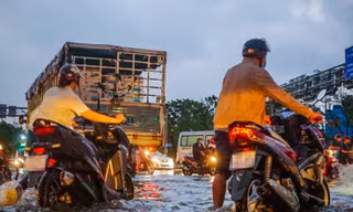 TPHCM: Người dân bì bõm dắt xe sau trận mưa to lúc chiều tối