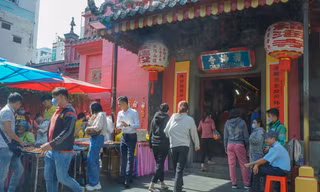 Đông đảo người dân đến ngôi chùa trăm tuổi tại TPHCM cầu tài lộc