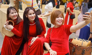 Người dân TPHCM xúng xính áo dài tới Phố ông đồ du xuân sớm 