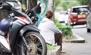 Phụ huynh lót dạ bánh mì, nhẫn nại đội nắng chờ thí sinh vượt vũ môn