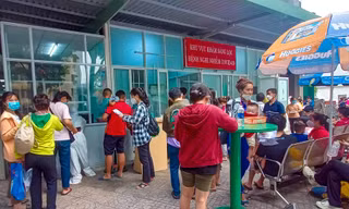 TPHCM: Bệnh nhi là F0 tăng vọt, mòn mỏi chờ tới lượt vào khám