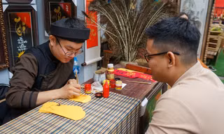 Các ông đồ 9x trổ tài cho chữ, vẽ tranh Tết... ở Sài Gòn 