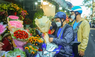 'Cánh mày râu' đổ xô mua hoa, đưa người yêu đi xem phim trong ngày Valentine