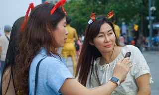 Các bạn trẻ 'lên đồ' xuống phố đón giáng sinh sớm ở TPHCM