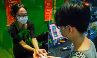 Rạp phim tại TPHCM nhộn nhịp người đến mua vé ngày đầu năm