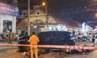Kinh hãi ô tô 'điên' tông hàng loạt xe máy trên đường TPHCM