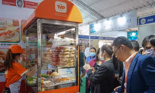 Hàng nghìn người đổ về lễ hội bánh mì trong ngày đầu mở cửa